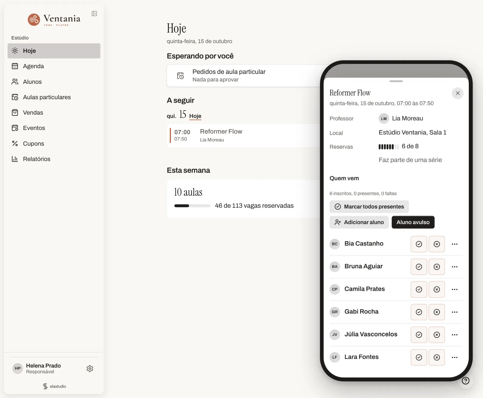 A página Hoje do painel do estúdio no computador e a lista da aula no celular, com o botão de check-in para cada aluno.