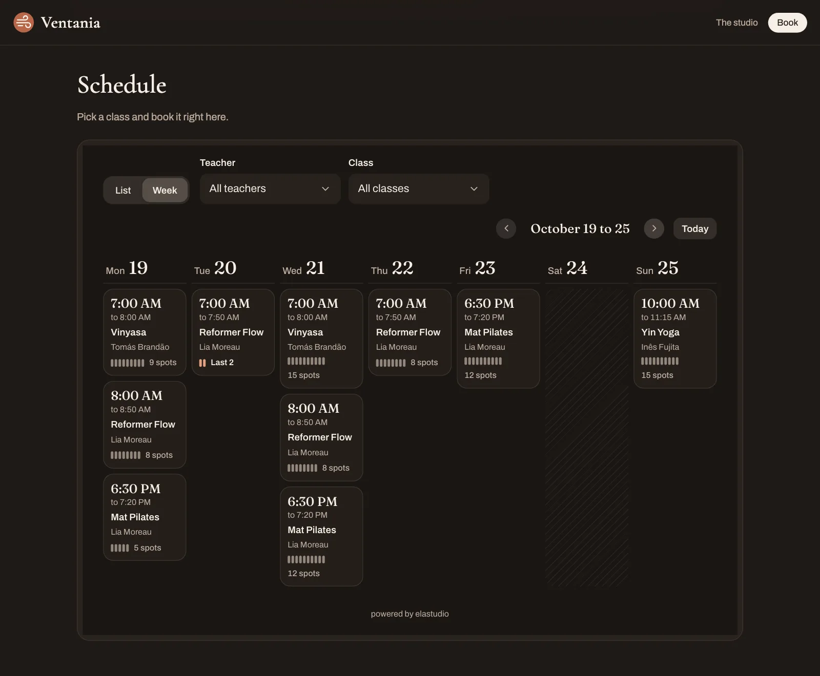 El sitio web propio de un estudio con el widget de reservas de elastudio, que muestra las clases de la semana, los lugares disponibles y los profesores.