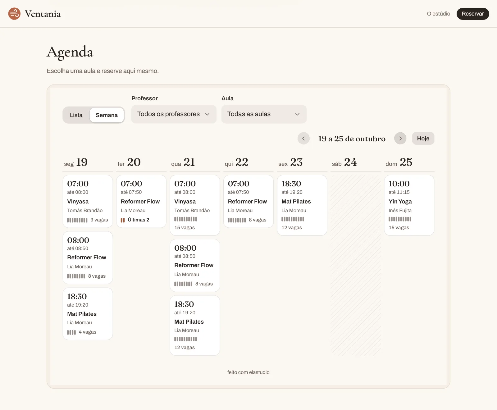 O site próprio de um estúdio com o widget de reservas do elastudio mostrando as aulas da semana, as vagas livres e os professores.